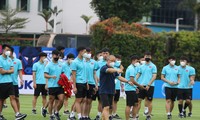 Đội tuyển Việt Nam tham quan ‘chiến trường’