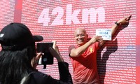 Runner hào hứng nhận BIB, thích thú &apos;check-in&apos; biển tên tại Tiền Phong Marathon 