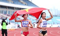 Nguyễn Thị Oanh (trái) bảo vệ thành công 3 HCV SEA Games. 