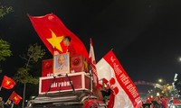 CĐV đi 'bão đêm' ăn mừng U23 Việt Nam vào chung kết SEA Games