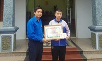 Thay mặt Trung ương Đoàn, Bí thư Tỉnh Đoàn Bắc Ninh Nguyễn Đức Sâm trao tặng Huy hiệu Tuổi trẻ dũng cảm cho em Nguyễn Văn An 