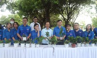 Lãnh đạo Trung ương Đoàn và tỉnh Bắc Giang tham gia chương trình đổi rác lấy cây xanh