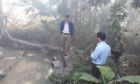 Cán bộ sở Tài nguyên và môi trường tỉnh Bắc Ninh và Bắc Giang kiểm tra cống nước thải làng nghề Phong Khê