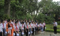 Các đại biểu Cháu ngoan Bác Hồ tỉnh Bắc Giang thực hiện nghi thức báo công dâng Bác. Ảnh Tuyết Mai.