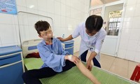 Em D đang được chăm sóc tại Trung tâm Y tê huyện Yên Phong