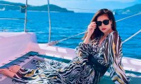 Tung ảnh đi biển dù ở khu cách ly, Hoa hậu Khánh Vân được fan động viên “qua 10 ngày rồi”