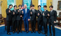 BTS gây &quot;bão mạng&quot; với chuyến thăm Nhà Trắng, chụp ảnh thả tim cùng Tổng thống Mỹ