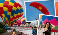 Giới trẻ TP.HCM thích thú ngắm khinh khí cầu rực sắc tung bay trên bầu trời nhân dịp lễ 2/9