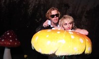Miley Cyrus cùng rapper 17 tuổi ra mắt MV &quot;hot trend&quot; TikTok quay tại bãi đậu xe McDonald