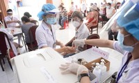 TP.HCM tiêm 104.000 liều vắc-xin một ngày, Hà Nội tạm dừng hoạt động chợ Phùng Khoang