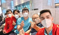 Đội tuyển Việt Nam tới Ả Rập Xê-út: Văn Toàn, Tiến Linh than mệt, Hải Quế lại rất vui vẻ
