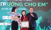 Hà Nội: Tween lớp 4 trường Tiểu học Quỳnh Lôi được trao giải thưởng Dế Mèn 2022
