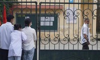 Đến muộn giờ khai giảng, nhiều học sinh một trường tại Thanh Hóa không được vào, phải ra về