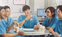 Phim đang hot “Hospital Playlist”: Hé lộ tính cách “5 không” của hội bác sĩ tài hoa