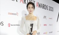 Xuất hiện trên thảm đỏ AAA 2020 với mẫu váy phong cách cô dâu, Seo Ye Ji bị chê nhạt nhòa