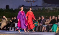 Hoa hậu Đỗ Thị Hà, Lương Thùy Linh mặc áo yếm, tự tin catwalk giữa thời tiết dưới 10 độ