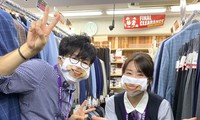 Cửa hàng Nhật Bản in hẳn nụ cười lên khẩu trang nhân viên, khách muốn “quạu” cũng không nỡ