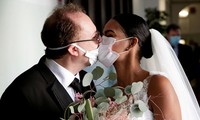 Nụ hôn qua lớp khẩu trang của cặp đôi Italy cùng lễ cưới không khách mời mùa dịch COVID-19