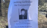 Góc khó đỡ: Người đàn ông phát tờ rơi “tuyển bạn gái không bị nhiễm COVID-19“