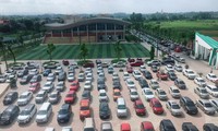 Hàng trăm ô tô đỗ kín cả sân trường trong buổi họp phụ huynh học sinh tại Thái Nguyên