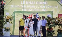 Dân mạng tiếp tục “soi” ngoại hình của Huỳnh Anh trong ảnh chụp cùng gia đình Quang Hải
