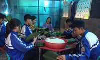 Nghệ An: Teen cùng thầy cô thức trắng đêm gói bánh chưng cứu trợ đồng bào miền Trung