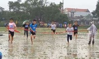 Huế: Hàng trăm học sinh thi Hội Khỏe Phù Đổng dưới trời mưa rét khiến phụ huynh bức xúc