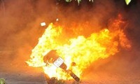 Vi phạm giao thông, nam thanh niên đốt xe máy trước mặt CSGT