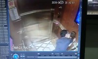Người đàn ông sàm sỡ bé gái trong thang máy.