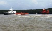 Cận cảnh cứu hộ tàu 8.000 tấn chìm trên sông Lòng Tàu
