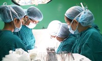 Các bác sĩ phẫu thuật chấm dứt thai kỳ, cứu mạng người mẹ.