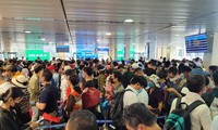 Hàng nghìn người xếp hàng chờ qua cửa an ninh ở sân bay Tân Sơn Nhất