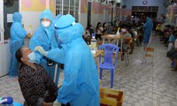 Ngày 30/6, TS.BS Nguyễn Tri Thức, Giám đốc Bệnh viện Chợ Rẫy cho biết, bệnh viện đã điều động 150 nhân viên y tế để hỗ trợ TPHCM trong công tác lấy mẫu xét nghiệm tầm soát COVID-19 tại khu vực được đánh giá có nguy cơ rất cao. 