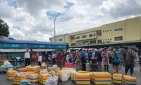 Ngày 8/7, nhiều người dân đến bến xe Miền Đông ở quận Bình Thạnh, TPHCM lấy hàng khá mệt mỏi khi phải ngồi đợi vật vờ, dầm mưa đội nắng suốt nhiều giờ đồng hồ vì xe tải chờ hàng về bến trễ. 