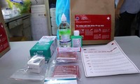 Theo chân nhân viên y tế đưa hàng nghìn túi thuốc điều trị F0 tới nhà dân