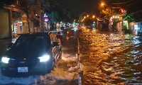 Đường phố TPHCM ngập nặng sau cơn mưa lớn 