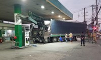 Xe tải tông sập hai trụ bơm xăng sau va chạm với xe container 