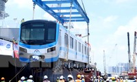 Cận cảnh bốc dỡ hai đoàn tàu cuối của tuyến Metro số 1 vừa cập cảng TPHCM