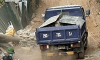 Xe ô tô và máy xúc đua nhau đổ phế thải vào khu vườn đào Nhật Tân