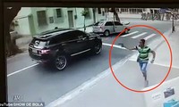 Thủ môn bị dí súng, cướp xe trên phố giữa ban ngày