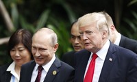 Tổng thống Nga Putin trò chuyện cùng Tổng thống Mỹ Trump tại Hội nghị Thượng đỉnh APEC. Ảnh: AP