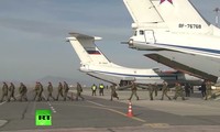 Thân nhân chào đón binh sĩ Nga trở về từ Syria