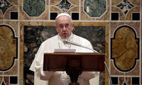 Giáo hoàng Francis có bài phát biểu thường niên trước hơn 180 đại sứ hôm 8/1. Ảnh: AFP