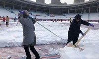 Công nhân hì hụi dọn tuyết trên sân Thường Châu trước trận chung kết