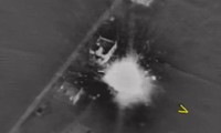 Mục tiêu nổ tung khi bị không quân Nga tấn công bằng tên lửa. Ảnh cắt từ video