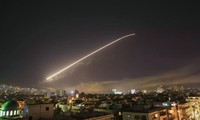Bầu trời Damascus (Syria) vào thời điểm bị Mỹ - Anh - Pháp không kích. Ảnh: AP
