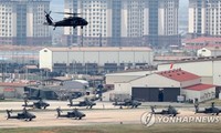 Trực thăng UH-60 của Mỹ trở về doanh trại Humphreys ở Hàn Quốc ngày 26/4. Ảnh: Yonhap