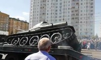 Xe tăng Nga lật úp giữa đường trong lúc diễu binh