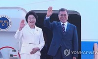 Tổng thống Moon Jae-in và phu nhân Kim Jung-sook vẫy chào từ cửa chuyên cơ trước khi lên đường đến Bình Nhưỡng. Ảnh: Yonhap