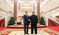 Tổng thống Moon và Chủ tịch Kim bắt tay hôm qua, 18/9. Ảnh: Yonhap